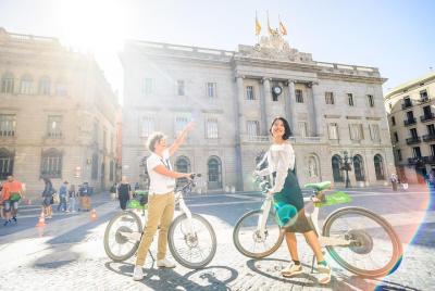 Opción premium del recorrido en bicicleta eléctrica con viaje en teleférico y crucero en Barcelona para grupos pequeños