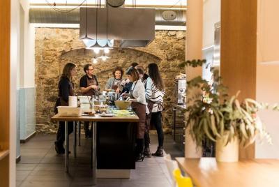 Visita gourmet al mercado y experiencia culinaria española en Cook & Taste Barcelona