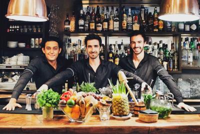 Recorrido nocturno por Barcelona que incluye bares, bares y bebidas con guía local privado