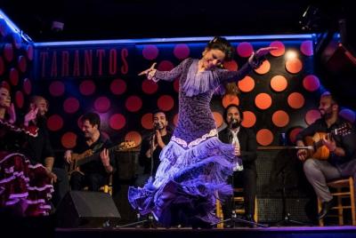 Privado: la colorida vida nocturna de Barcelona con un anfitrión