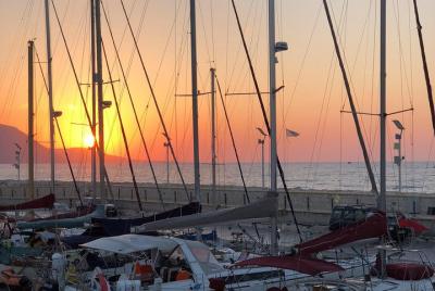 Crucero al atardecer en la laguna azul con cena con barbacoa + recogida en el hotel de Paphos