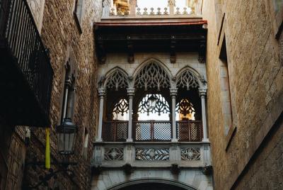 Descubre el arte callejero de Barcelona en el barrio gótico con un local