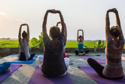 Clase de yoga en el campo de arroz Clase de yoga en el campo de arroz