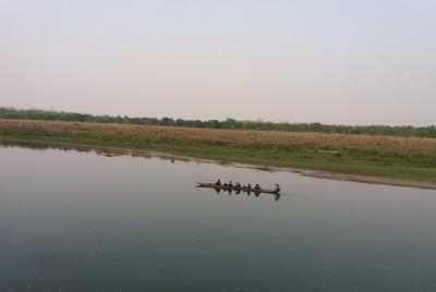 Tour a pie por la jungla en Chitwan (canoa 2 horas + caminata por la selva 2 días), paquete de 2 días