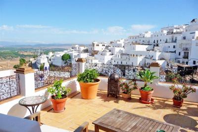 Excursión privada de un día a Vejer de la Frontera y Bolonia desde Cádiz