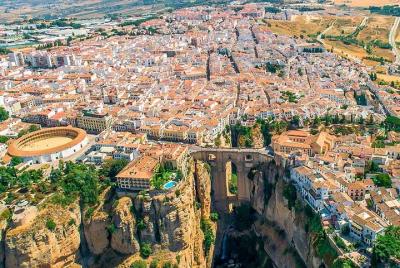Descubre hermosos alrededores de Andalucía en un tour privado de día completo