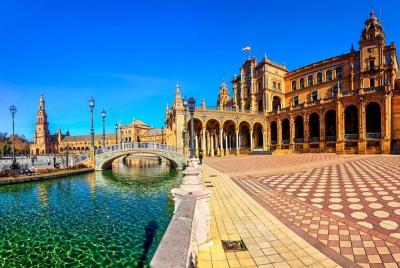 Explore la capital de Andalucía: tour privado de un día por lo más destacado de Sevilla