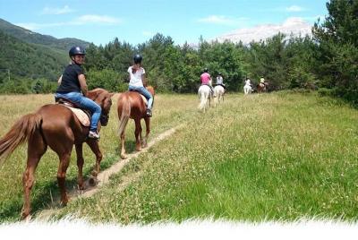 Montar a caballo por las montañas, Córdoba, España Montar a caballo por las montañas, Córdoba, España