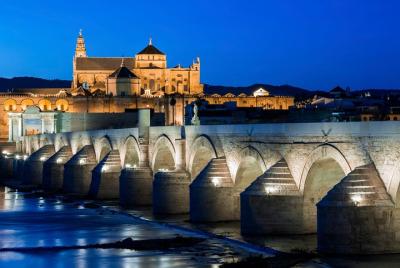 Experiencia en Córdoba con alojamiento de 2 noches: recorrido por la ciudad y entrada a los baños árabes Experiencia en Córdoba con alojamiento de 2 noches: recorrido por la ciudad y entrada a los baños árabes