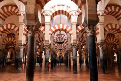 Excursión a pie a la Mezquita-Catedral de Córdoba y barrio judío con una tapa y una bebida Excursión a pie a la Mezquita-Catedral de Córdoba y barrio judío con una tapa y una bebida