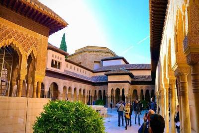Visita guiada privada de la Alhambra, el palacio nazarí y el Generalife