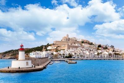 Explora la increíble Ibiza en un tour privado de día completo