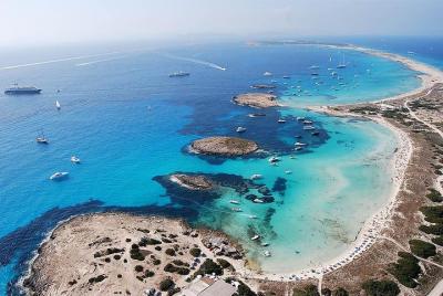 Excursión de un día a Formentera desde Ibiza en catamarán de lujo privado