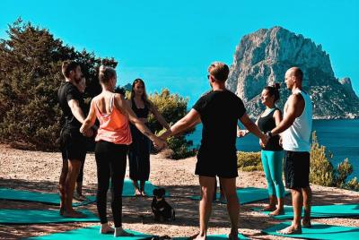 Clase de yoga por la mañana en Hidden Ibiza