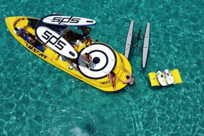 Barco con juguetes acuáticos de lujo