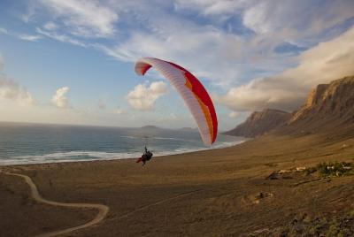 Volar en parapente sobre Lanzarote