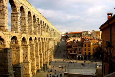 Excursión de un día a Segovia y Ávila y disfrute de un recorrido gratuito por la ciudad de Madrid