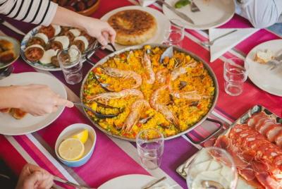 Clase de cocina de paella y sangría con lugareños