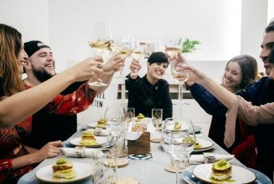 Colorido menú de degustación a base de plantas en Madrid