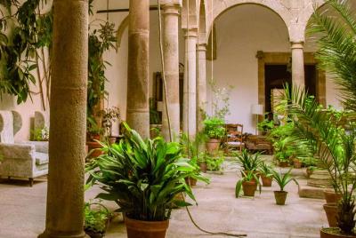 Excursión guiada de 2 días en Cáceres y Sevilla desde Madrid en autobús y tren de alta velocidad