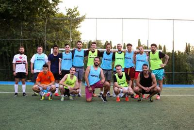 Juego de fútbol con locales