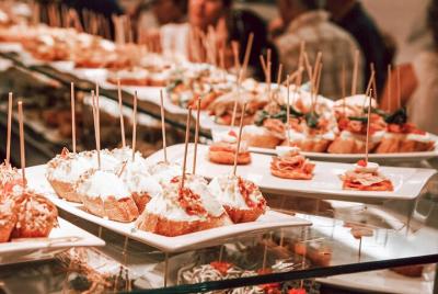 Vino y tapas españolas tradicionales con guía local privado en Madrid Food Tour