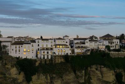 Tour en Ronda con Visita Guiada y Setenil de las Bodegas Tour en Ronda con Visita Guiada y Setenil de las Bodegas