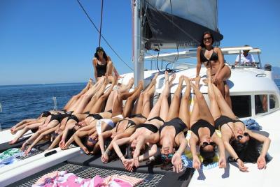 Paseo en catamarán en Marbella en grupo reducido con avistamiento de delfines Paseo en catamarán en Marbella en grupo reducido con avistamiento de delfines
