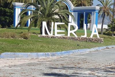 Paseo guiado por Nerja que incluye una bebida y una tapa. Paseo guiado por Nerja que incluye una bebida y una tapa.