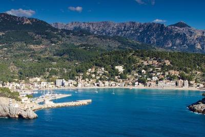 Puerto de Soller con tren y tranvía. Excursión de medio día a Mallorca. Puerto de Soller con tren y tranvía. Excursión de medio día a Mallorca.
