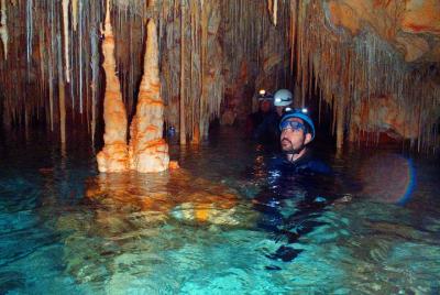 Aventura en la cueva del agua de Cala Romantica Aventura en la cueva del agua de Cala Romantica