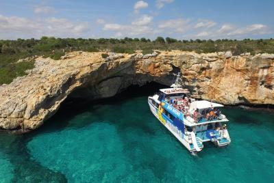 Viaje de 4 horas en catamarán Glassbottom por la costa este de Mallorca Viaje de 4 horas en catamarán Glassbottom por la costa este de Mallorca