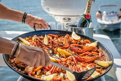 Clase privada de cocina de paella en un catamarán en Palma de Mallorca Clase privada de cocina de paella en un catamarán en Palma de Mallorca
