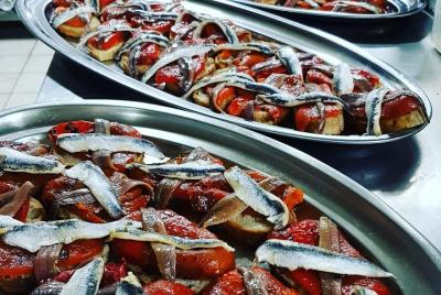 El encanto nocturno de Palma y los deliciosos aperitivos locales. El encanto nocturno de Palma y los deliciosos aperitivos locales.