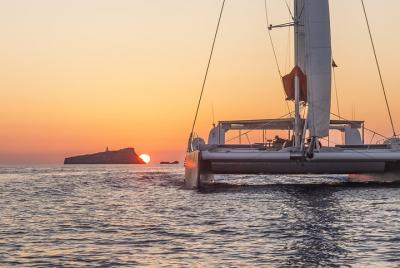 Travesía en catamarán al atardecer por la bahía de Palma  Travesía en catamarán al atardecer por la bahía de Palma