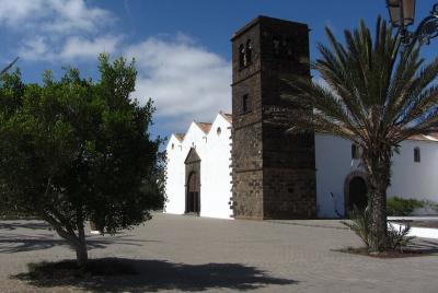 Tour privado de día completo de La Oliva, Betancuria y Corralejo con conductor / guía