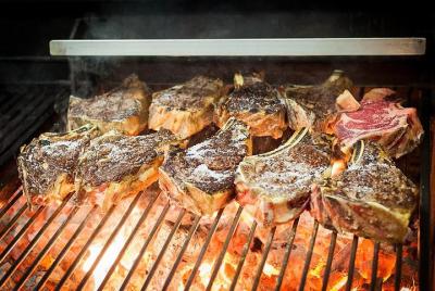 Las montañas y el restaurante de sidrería tradicional en la región de San Sebastián. Las montañas y el restaurante de sidrería tradicional en la región de San Sebastián.