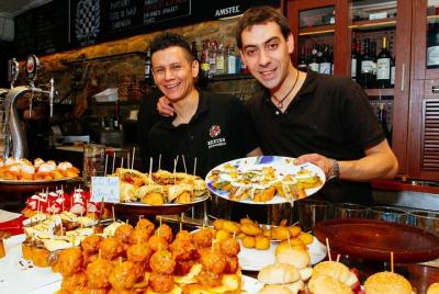 Recorrido a pie de 3 horas San Sebastián Eat One Feed One Pintxos Recorrido a pie de 3 horas San Sebastián Eat One Feed One Pintxos