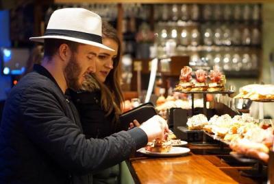 Recorrido gastronómico de pinchos para grupos pequeños en el casco antiguo de San Sebastián (noche) Recorrido gastronómico de pinchos para grupos pequeños en el casco antiguo de San Sebastián (noche)