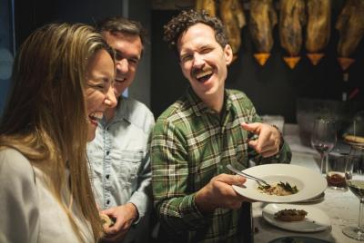 Recorrido a pie guiado por un chef y cena en un bar de pintxos Recorrido a pie guiado por un chef y cena en un bar de pintxos