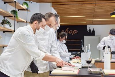 Visita al mercado de agricultores y clase de cocina en San Sebastián Visita al mercado de agricultores y clase de cocina en San Sebastián