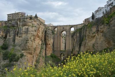 Excursión de un día a Ronda desde Sevilla: cata de vinos, plaza de toros y visita opcional a los pueblos blancos Excursión de un día a Ronda desde Sevilla: cata de vinos, plaza de toros y visita opcional a los pueblos blancos