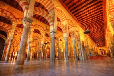 Escapada de un día a la Mezquita de Córdoba, Alcázar, Judería y la Sinagoga desde Sevilla Escapada de un día a la Mezquita de Córdoba, Alcázar, Judería y la Sinagoga desde Sevilla