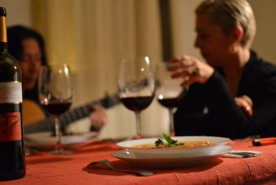 Cena íntima con guitarra flamenca en Sevilla Cena íntima con guitarra flamenca en Sevilla