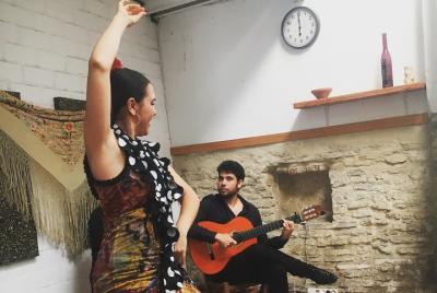 Espectáculo flamenco con una clase de iniciación, tapas y vino. Espectáculo flamenco con una clase de iniciación, tapas y vino.