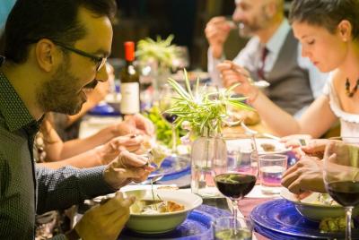 Cena gastronómica con un chef y artista en su estudio de Sevilla. Cena gastronómica con un chef y artista en su estudio de Sevilla.