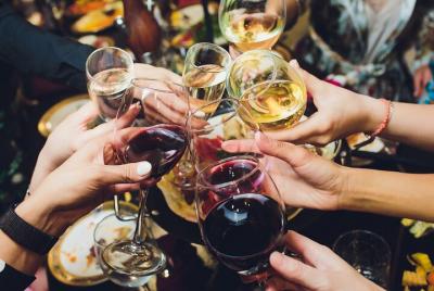 Auténtica cena sevillana en un jardín del barrio de Nervión Auténtica cena sevillana en un jardín del barrio de Nervión