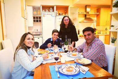 Comida tradicional en una acogedora casa residencial Comida tradicional en una acogedora casa residencial