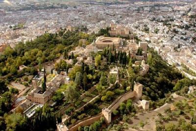 Excursión de 2 días Granada desde Sevilla. Evite las colas para el Palacio de la Alhambra y Baños Árabes Excursión de 2 días Granada desde Sevilla. Evite las colas para el Palacio de la Alhambra y Baños Árabes