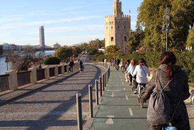 Recorrido en bicicleta por Sevilla siguiendo el río Guadalquivir Recorrido en bicicleta por Sevilla siguiendo el río Guadalquivir